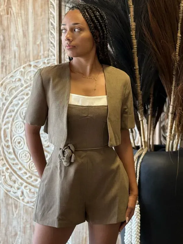 Combinaison short avec veste et ceinture fleur taupe