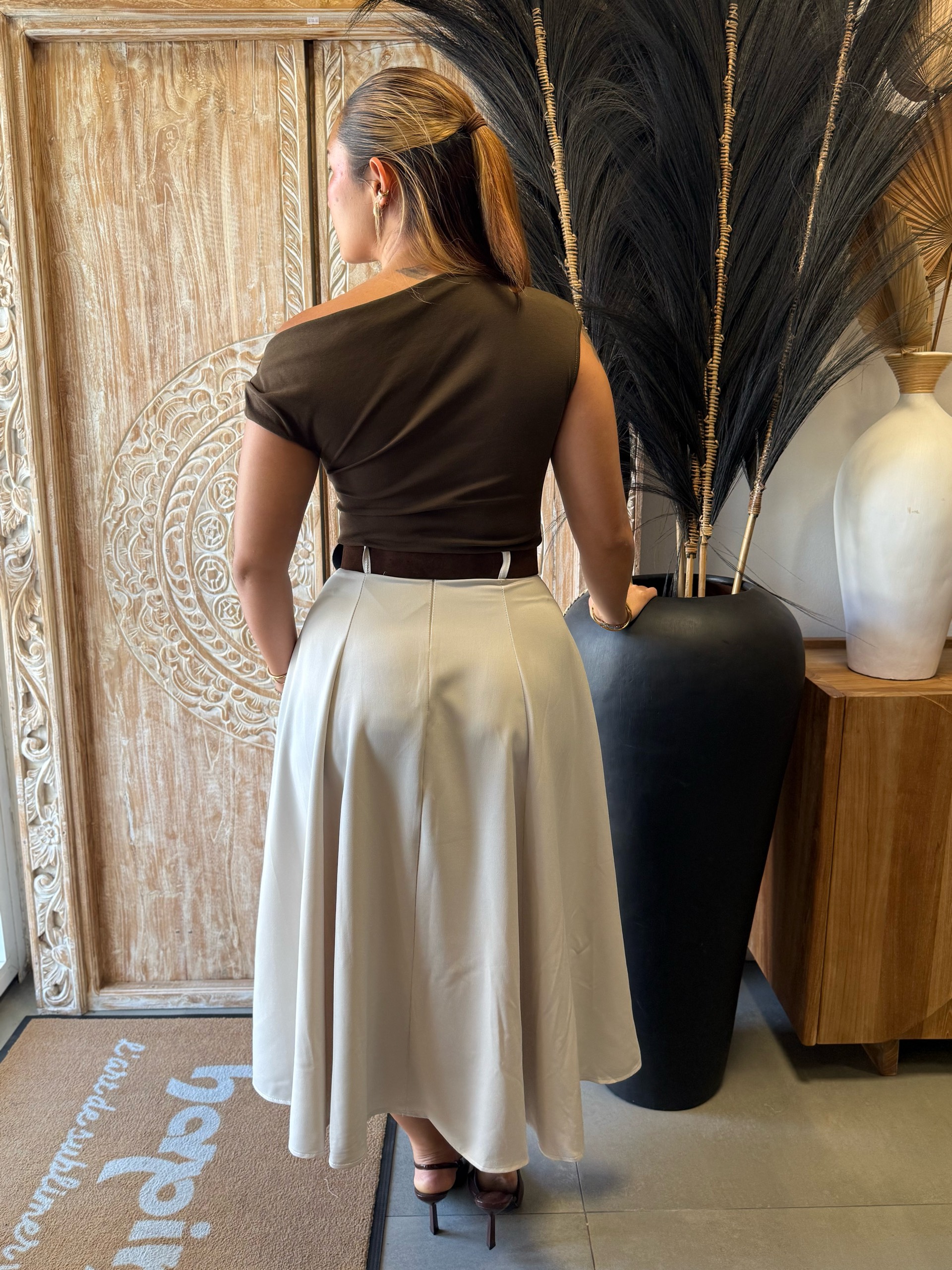Jupe longue fluide et évasée écru taille haute et sa ceinture — visuel 3