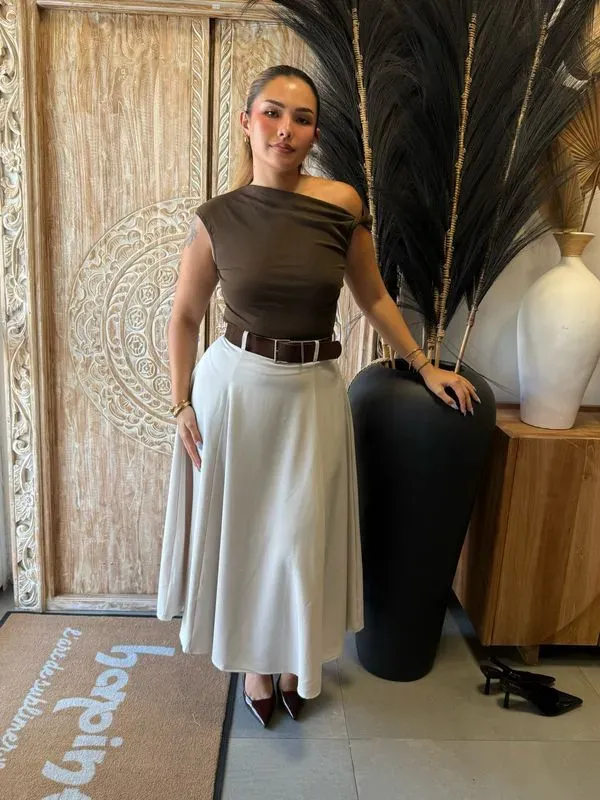 Jupe longue fluide et évasée écru taille haute et sa ceinture