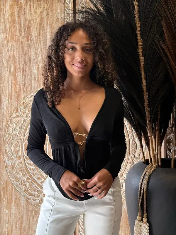 Top manches longues décolleté avec boucle dorée – chic & sensuel
