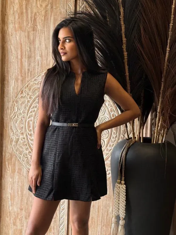Robe courte élégante avec ceinture