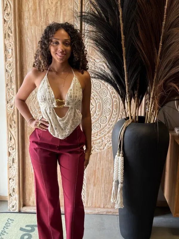 Top dos nu avec anneau doré – chic & tendance