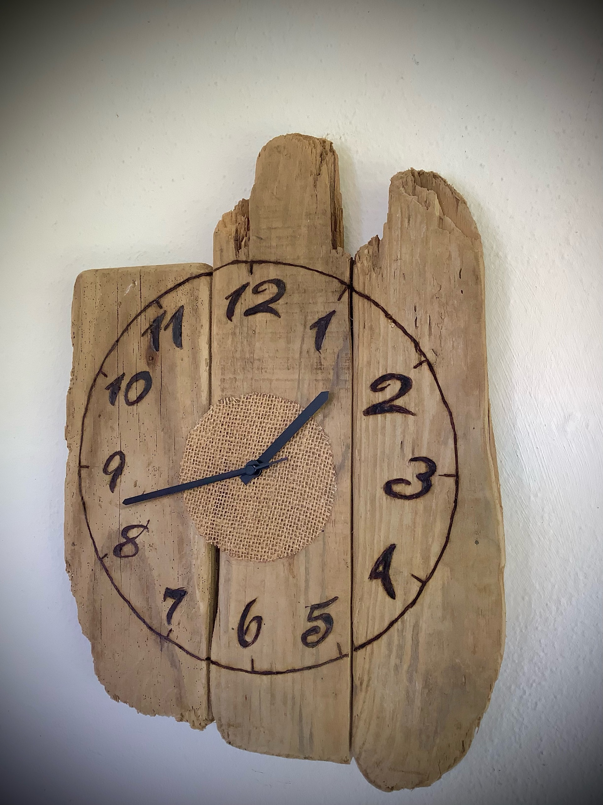 horloge murale en bois flotté naturel brut — visuel 4