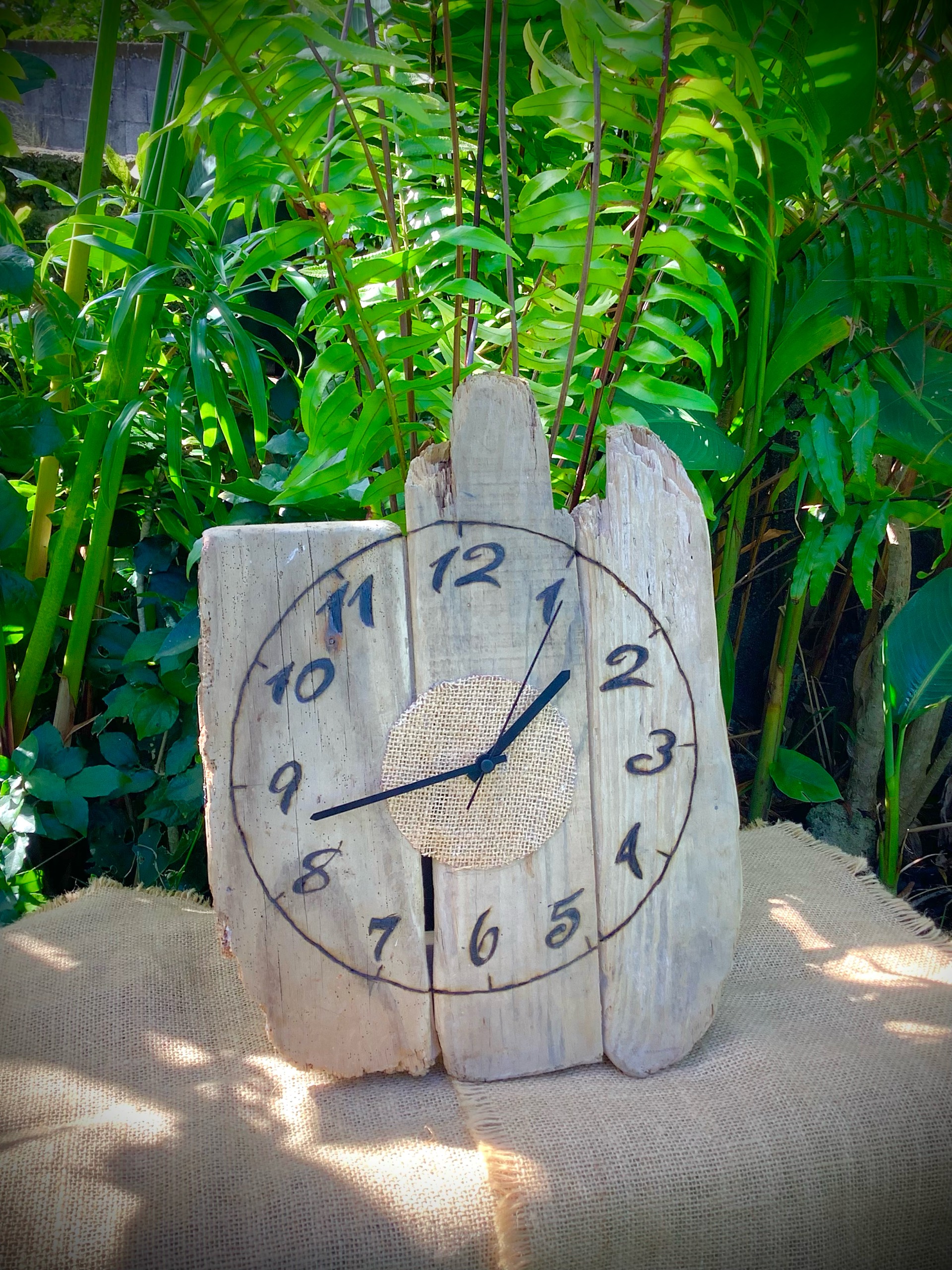 horloge murale en bois flotté naturel brut — visuel 3