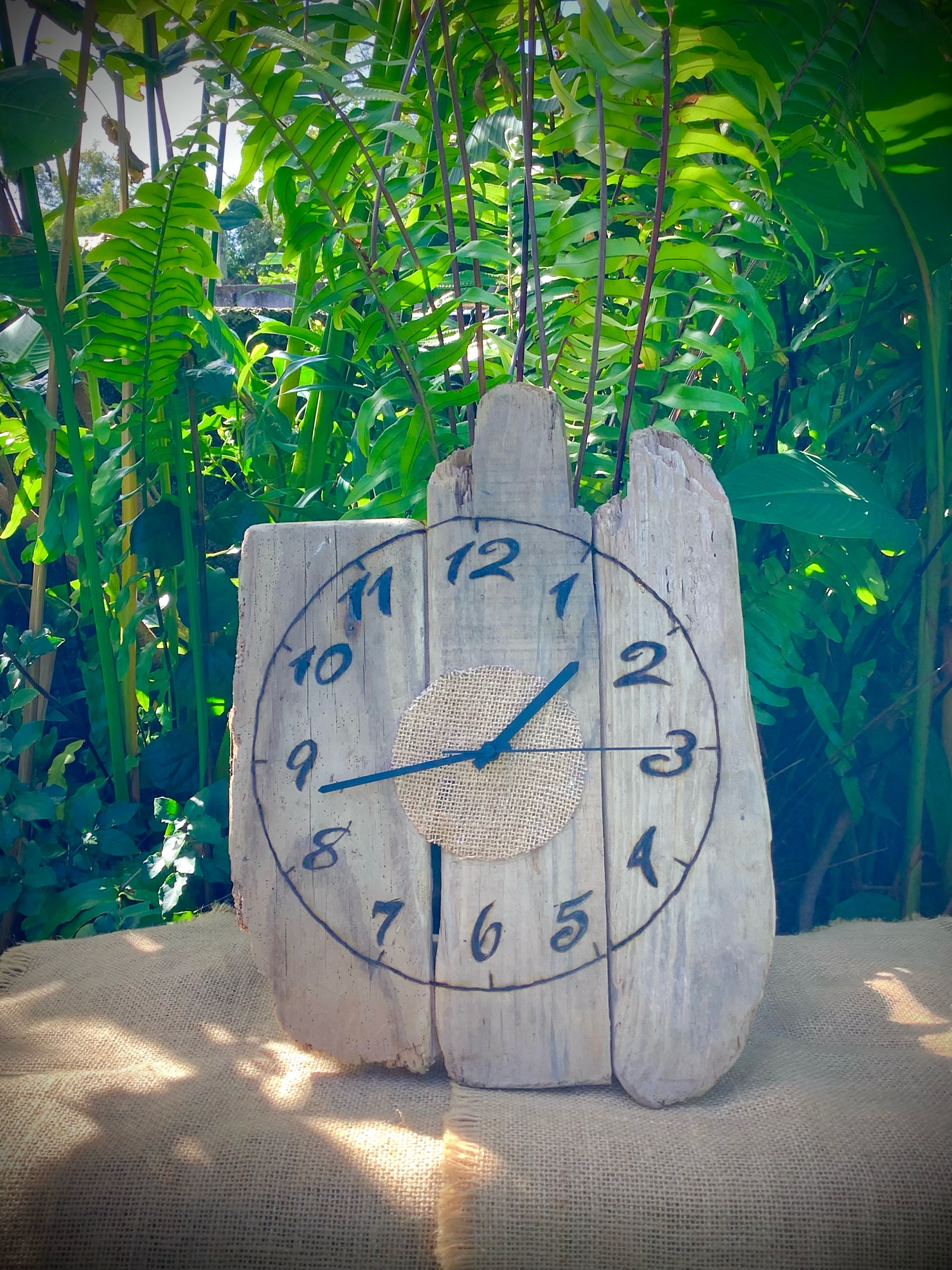 horloge murale en bois flotté naturel  brut 