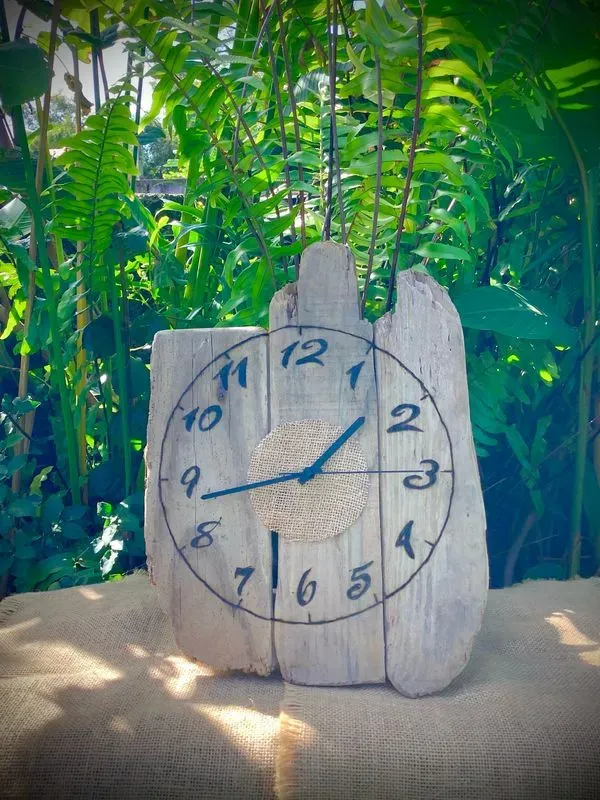 horloge murale en bois flotté naturel brut