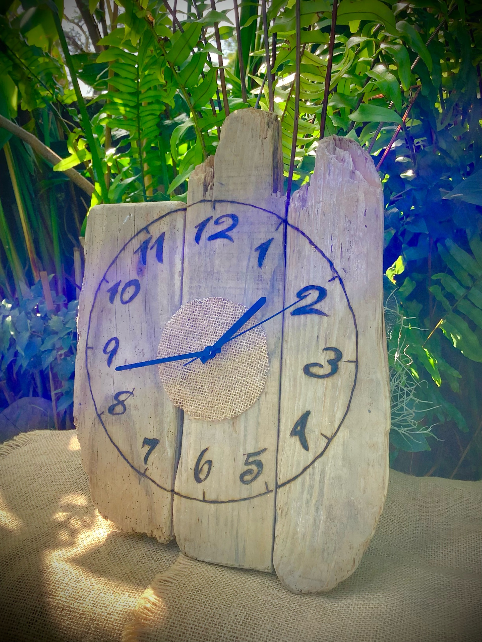 horloge murale en bois flotté naturel brut — visuel 2
