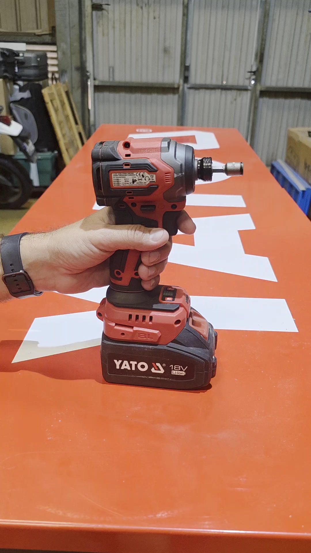 Visseuse à chocs YATO 18V Brushless 230 Nm – Batterie 4Ah