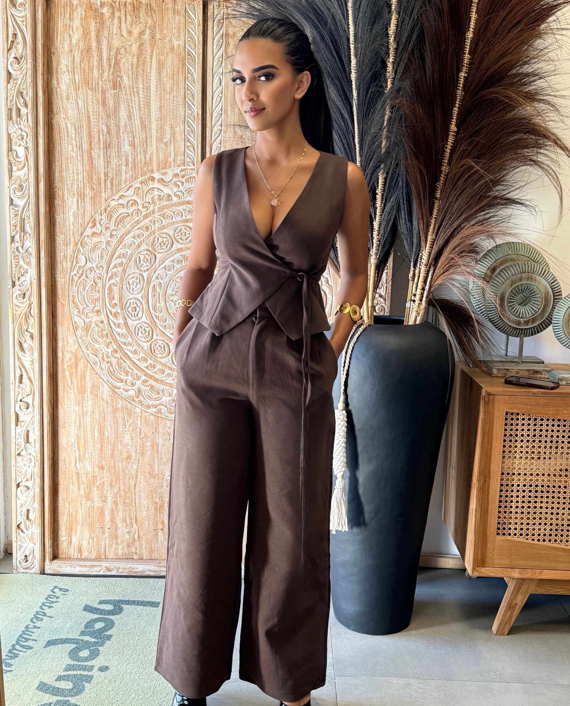 Ensemble chic cache-coeur ceinturé et pantalon palazzo