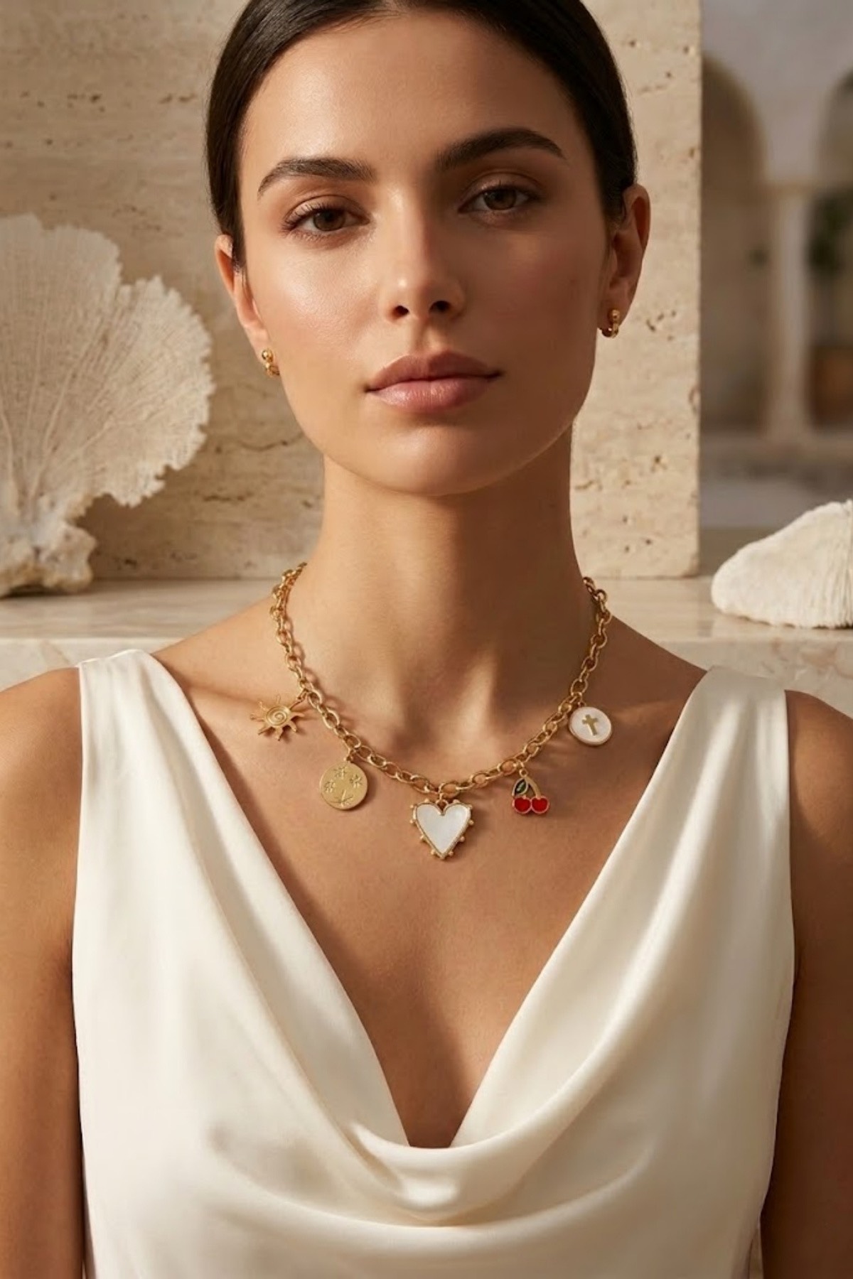 Collier chaîne dorée à pendentifs coeur, médailles et cerises - acier inoxydable 