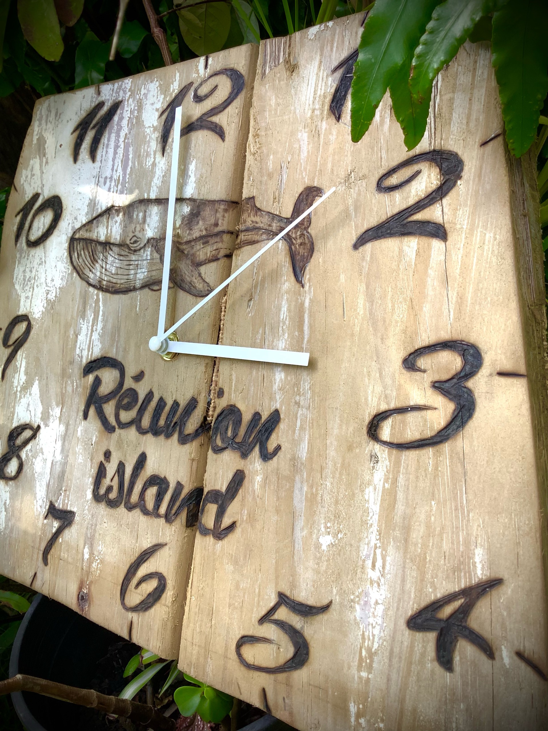 horloge mural en bois flotté brut gravée manuellement — visuel 7