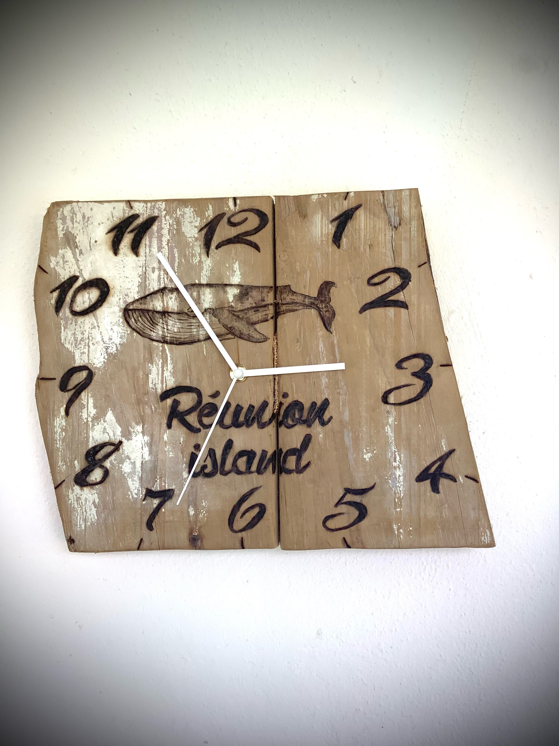 horloge mural en bois flotté brut gravée manuellement — visuel 4