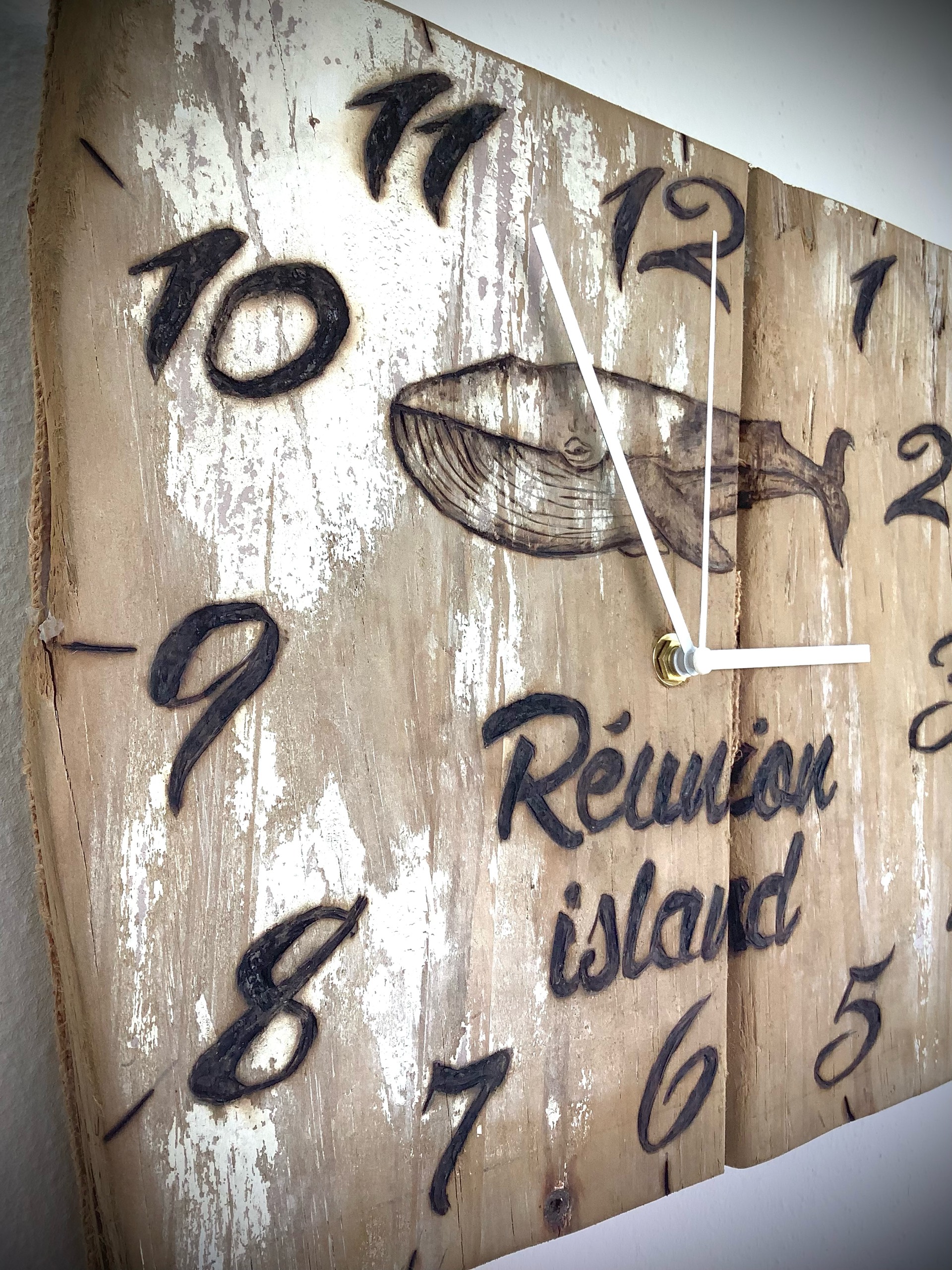 horloge mural en bois flotté brut gravée manuellement — visuel 5