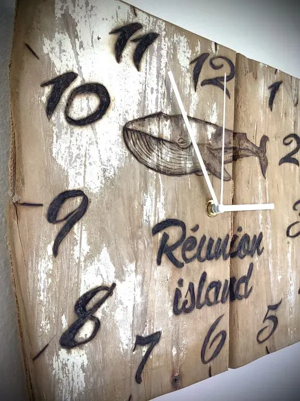 horloge mural en bois flotté brut gravée manuellement  — visuel 5
