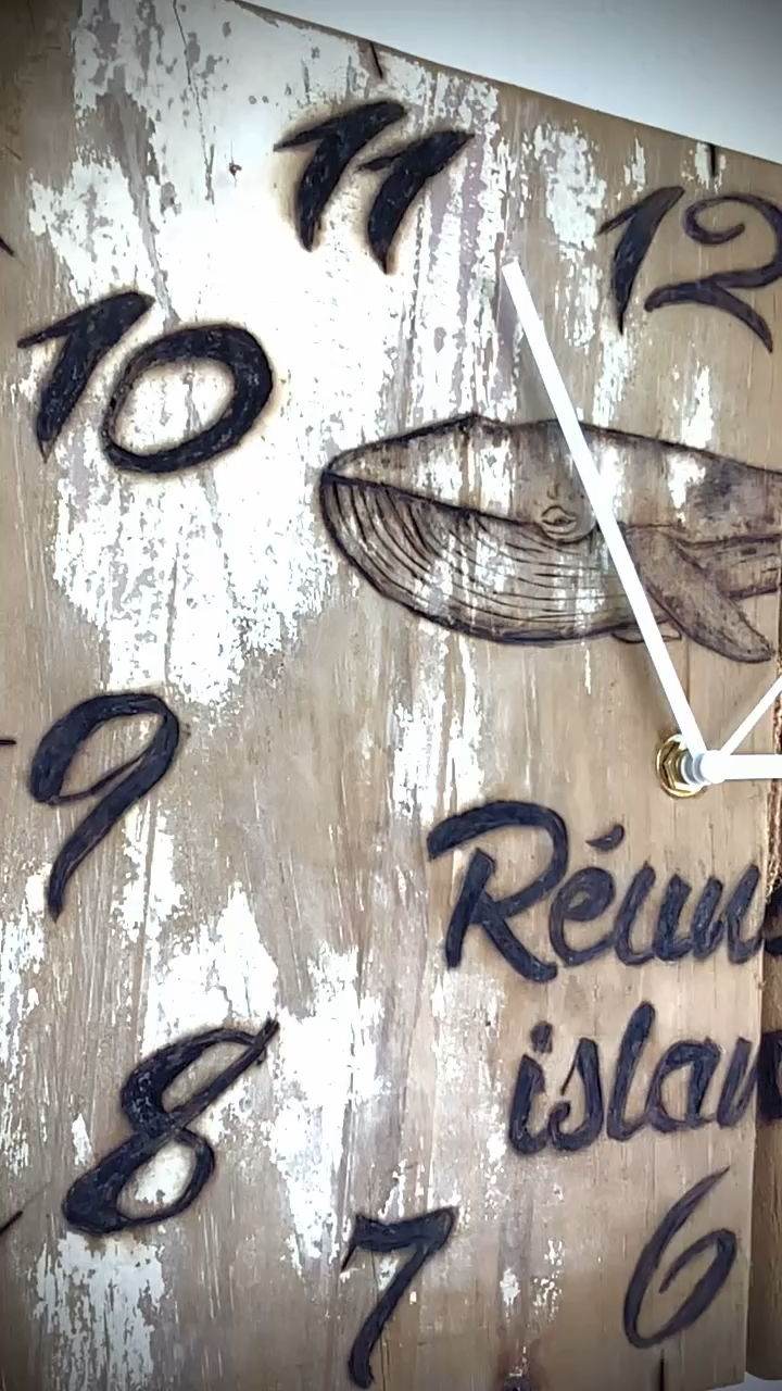 horloge mural en bois flotté brut gravée manuellement — visuel 6