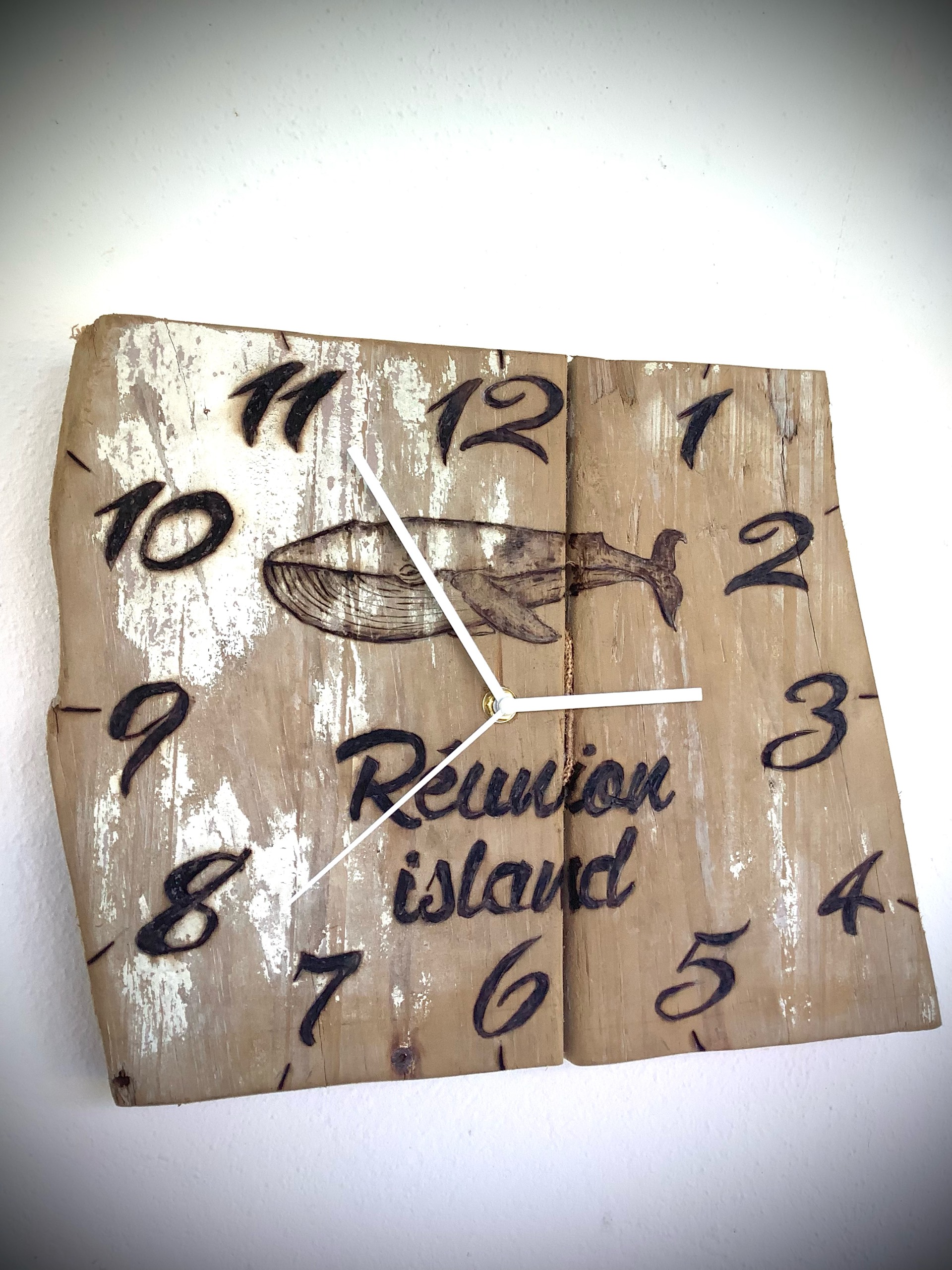 horloge mural en bois flotté brut gravée manuellement — visuel 2