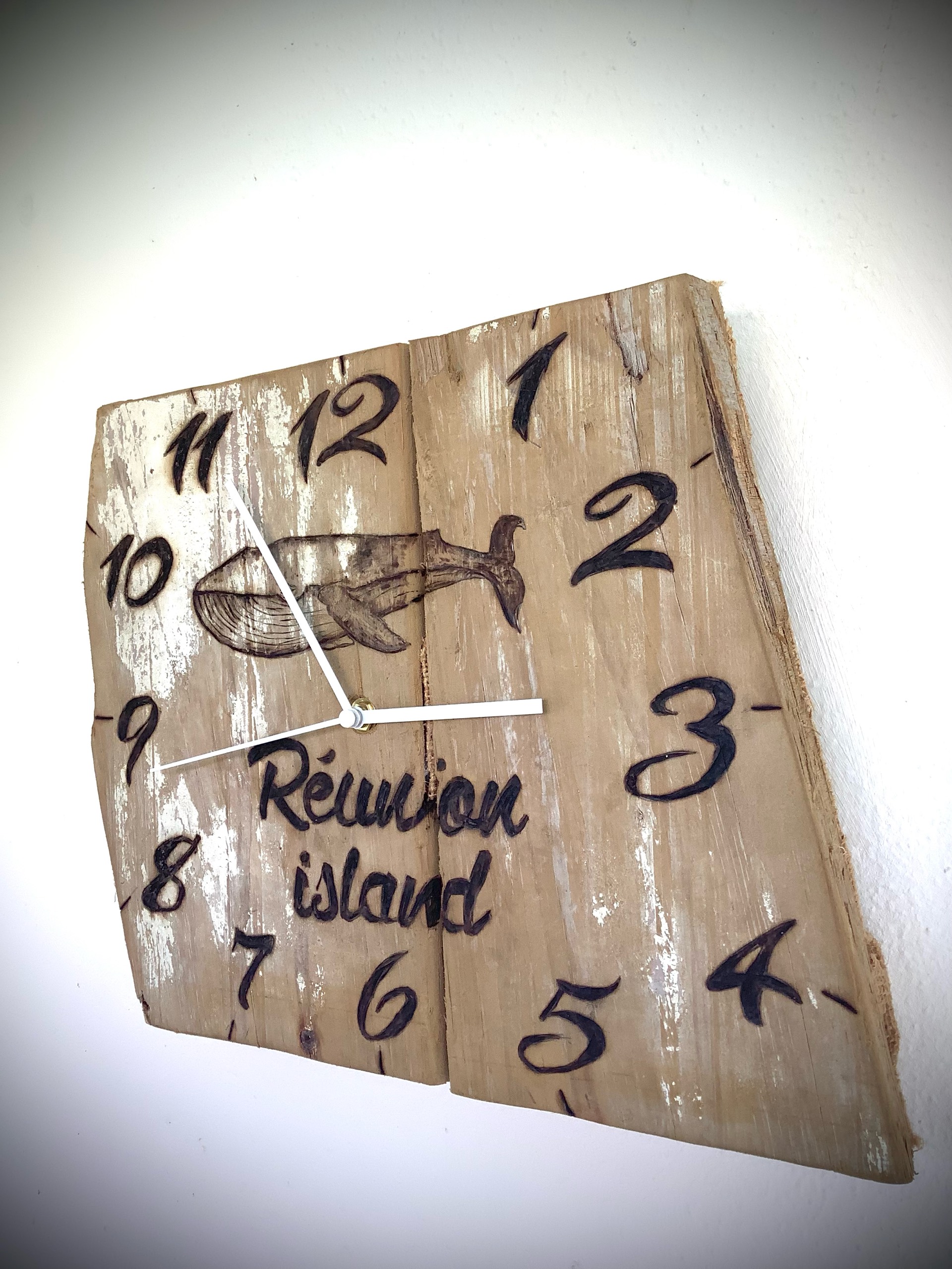 horloge mural en bois flotté brut gravée manuellement — visuel 3