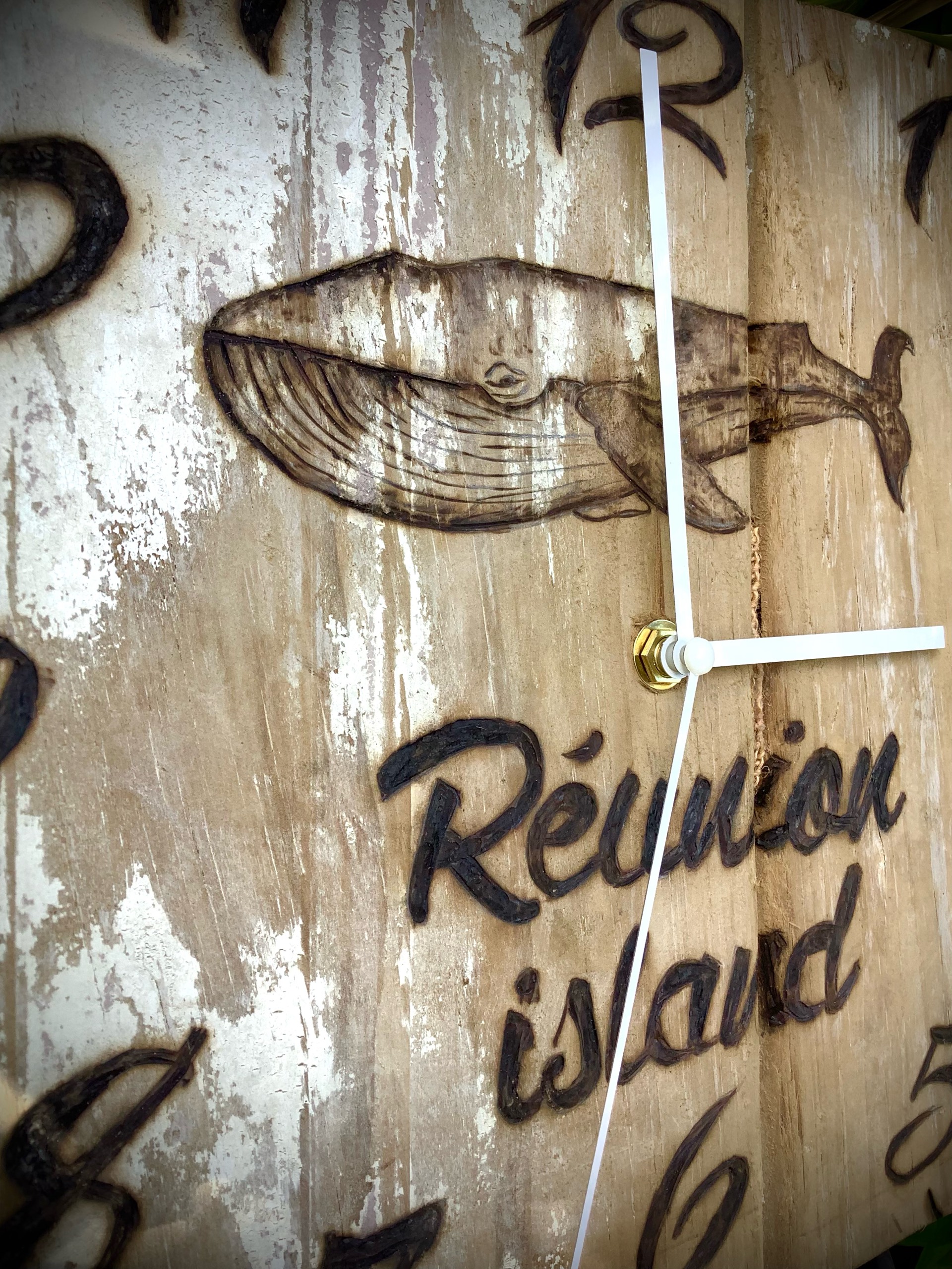horloge mural en bois flotté brut gravée manuellement — visuel 8