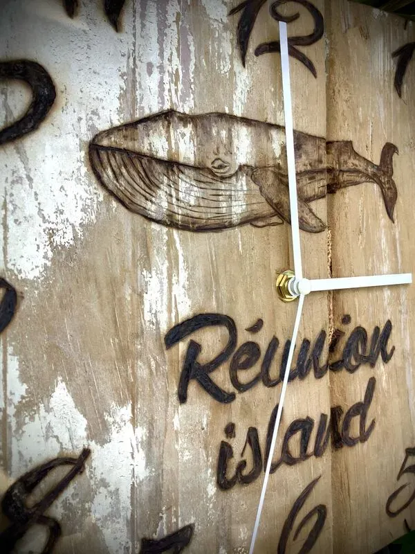 horloge mural en bois flotté brut gravée manuellement  — visuel 8