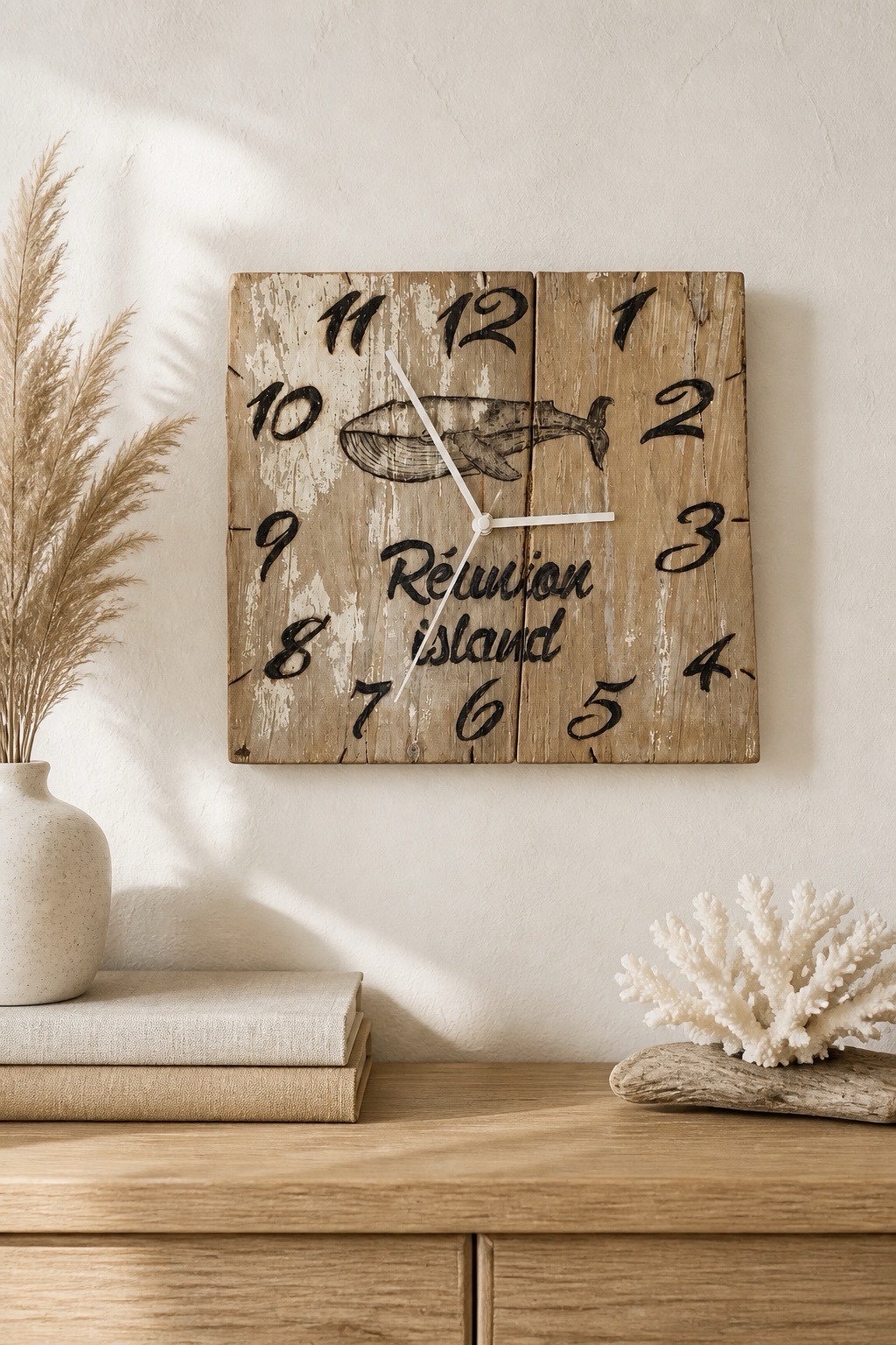 horloge mural en bois flotté brut gravée manuellement 