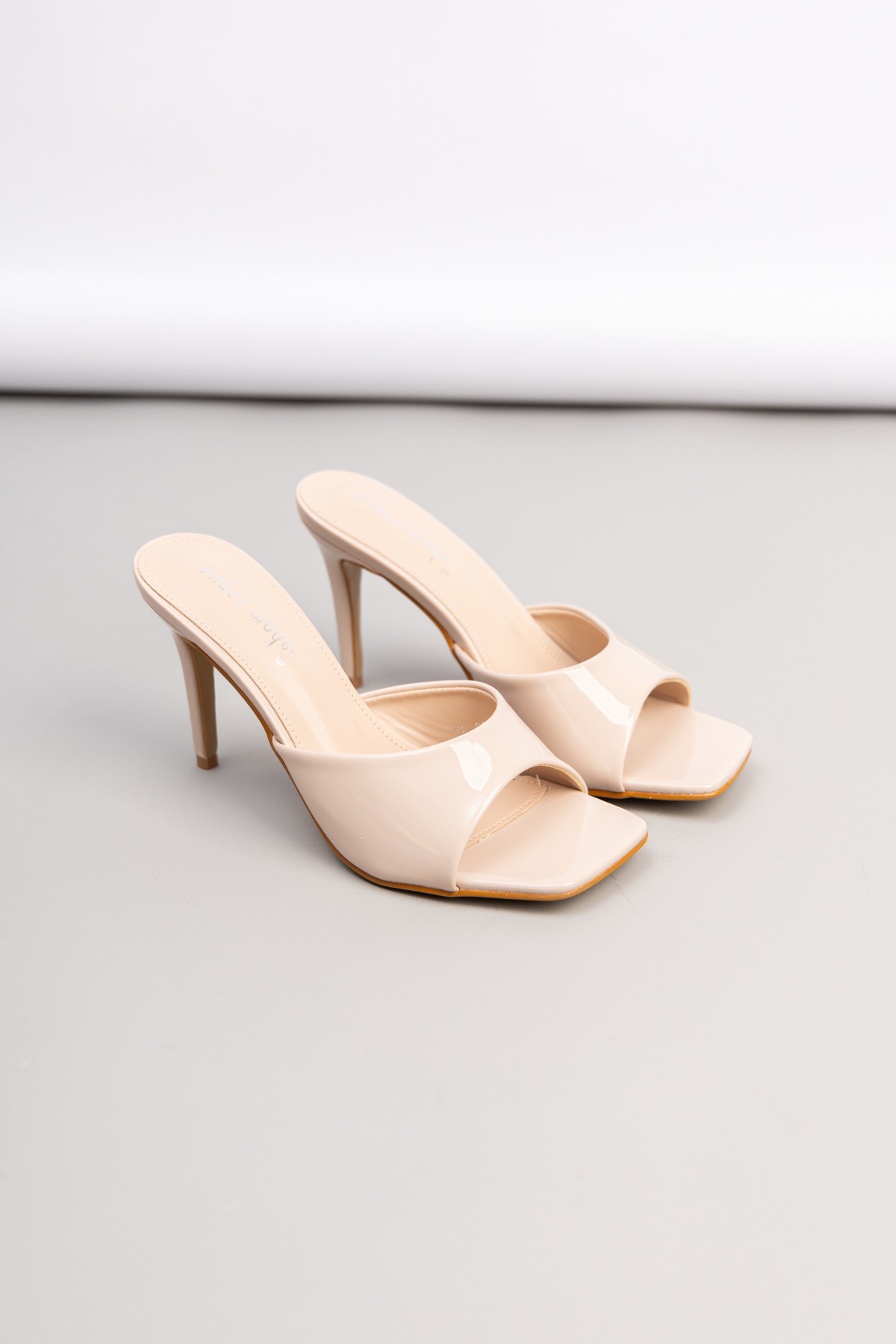 Mules à talons vernies – Beige, Marron, Noir – Chic & féminines — visuel 2