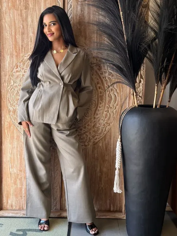 Ensemble tailleur femme - Blazer et pantalon élégant — visuel 3