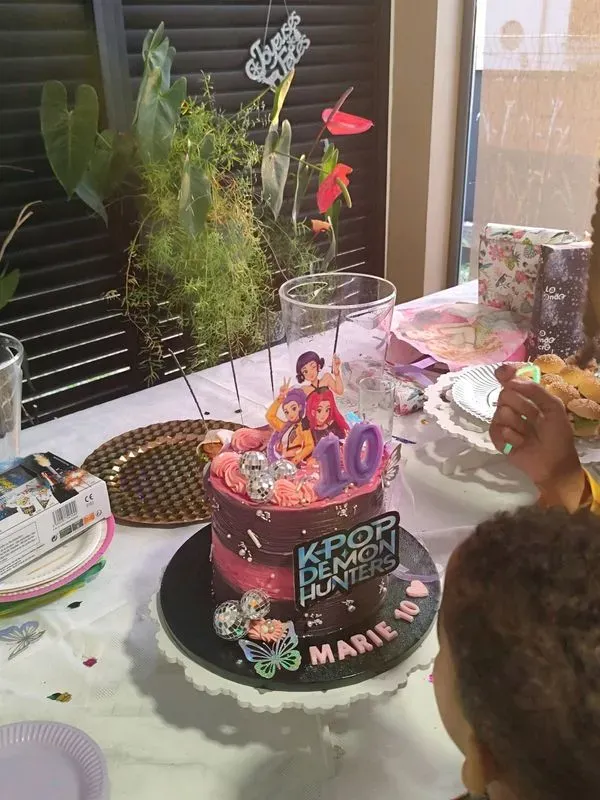 Bougie Anniversaire mauve scintillante "Chasseuses de Démons" — visuel 2