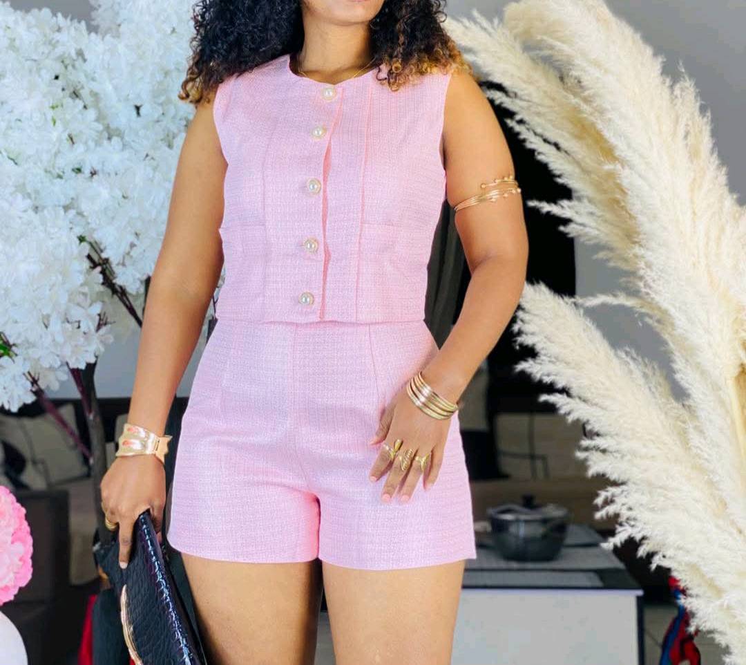 Ensemble short et top rose en tweed, chic et féminin
