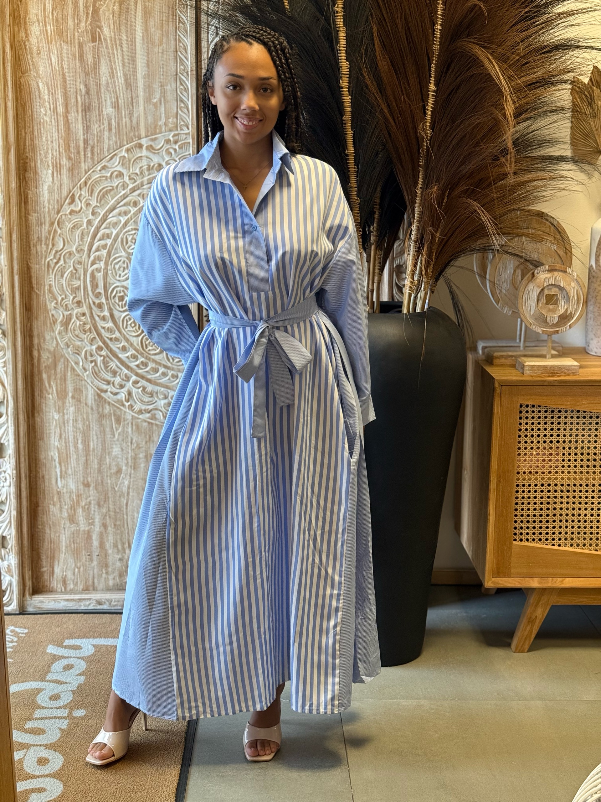 Robe chemise longue rayée avec ceinture bleu ou vert — visuel 3