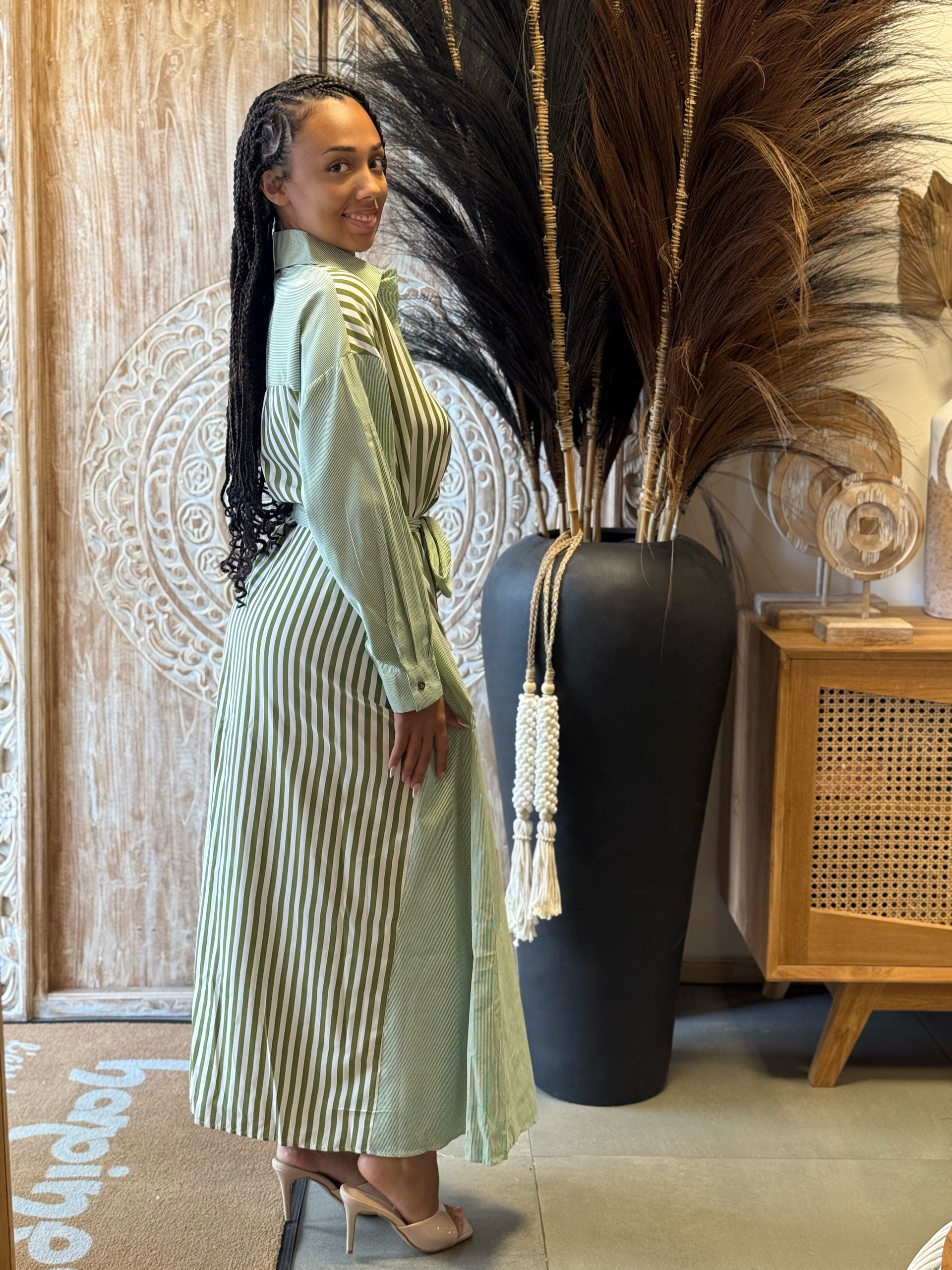 Robe chemise longue rayée avec ceinture bleu ou vert — visuel 2