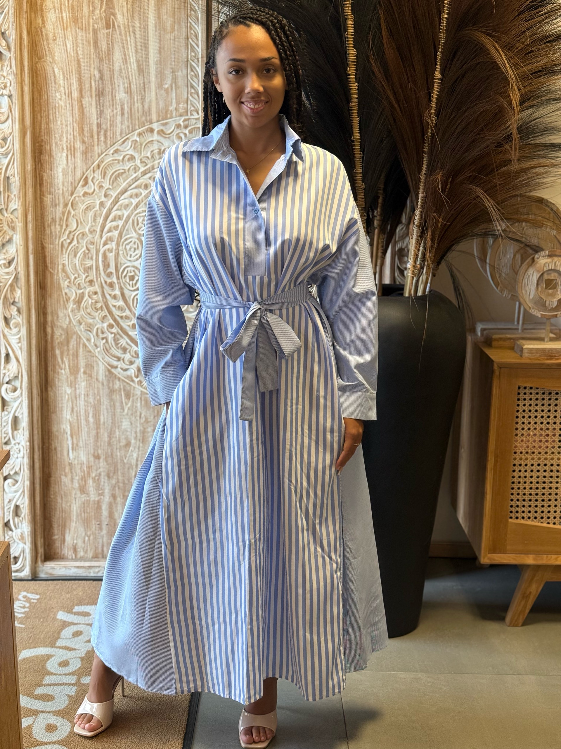 Robe chemise longue rayée avec ceinture bleu ou vert — visuel 4