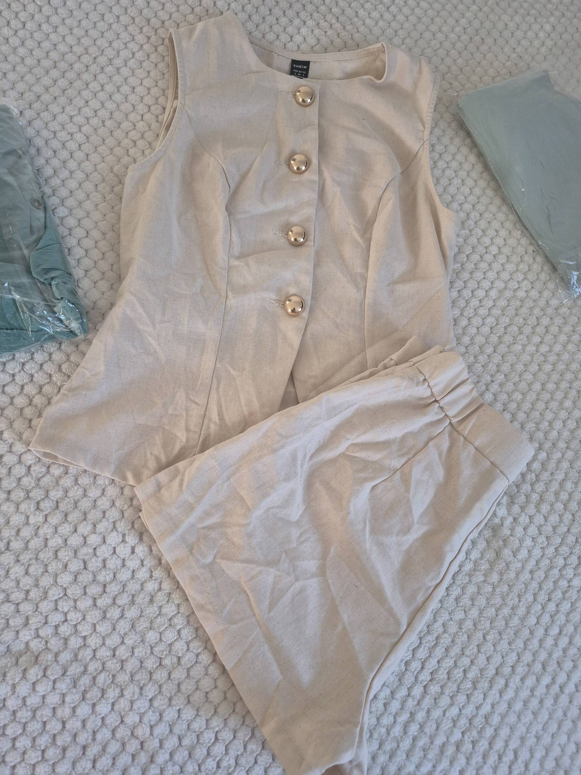 Ensemble lin beige top sans manches et short taille haute boutons dorés