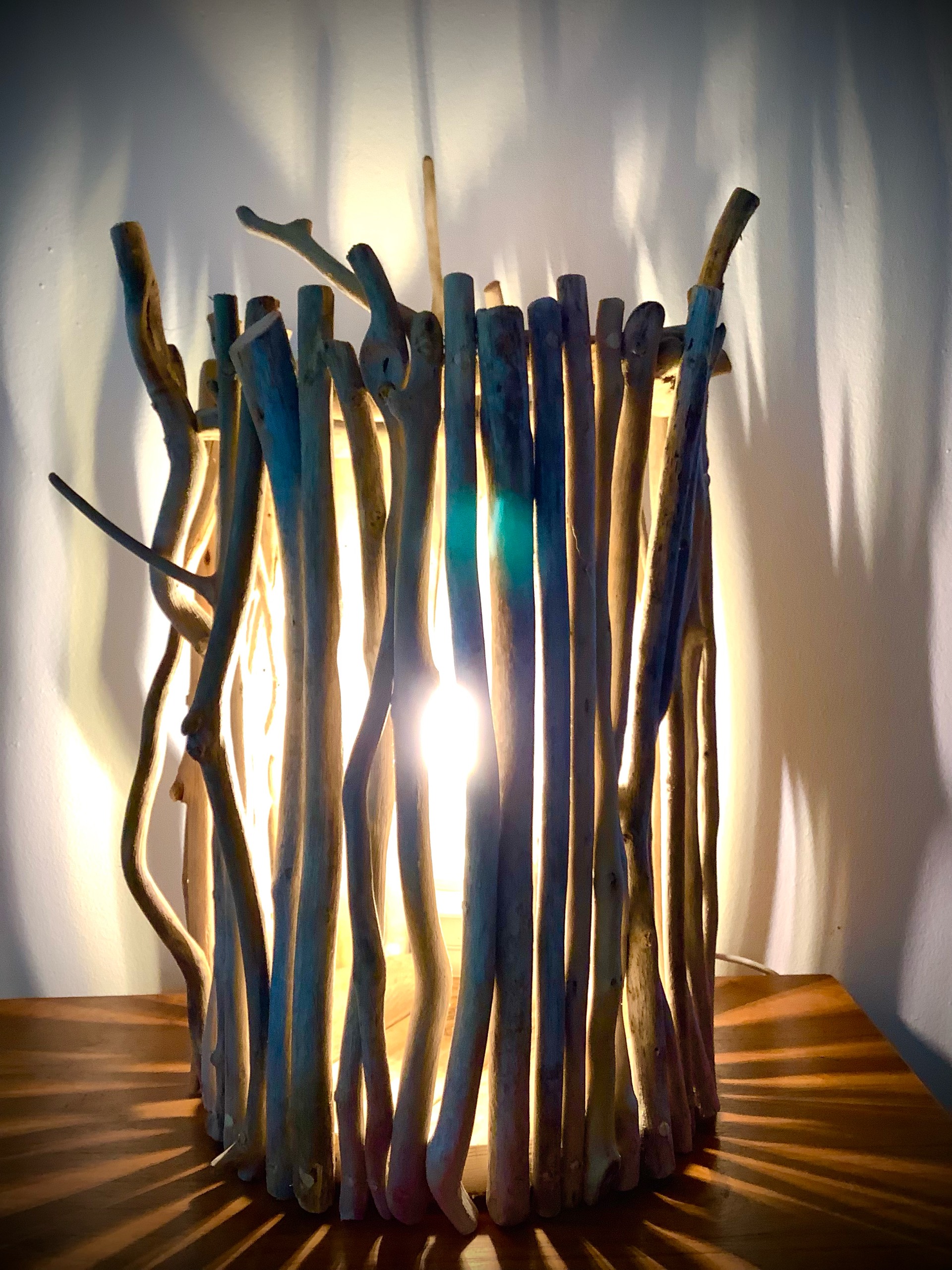 lampe « cage à lumière » en bois flotté naturel — visuel 4
