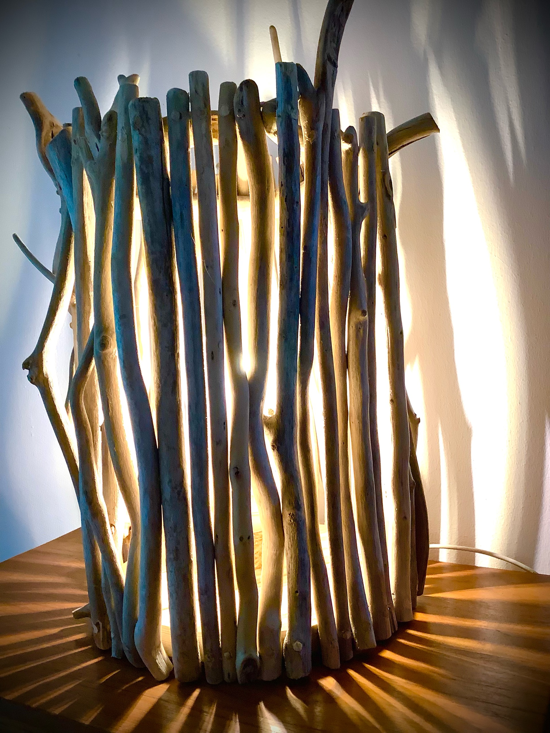 lampe « cage à lumière » en bois flotté naturel — visuel 3