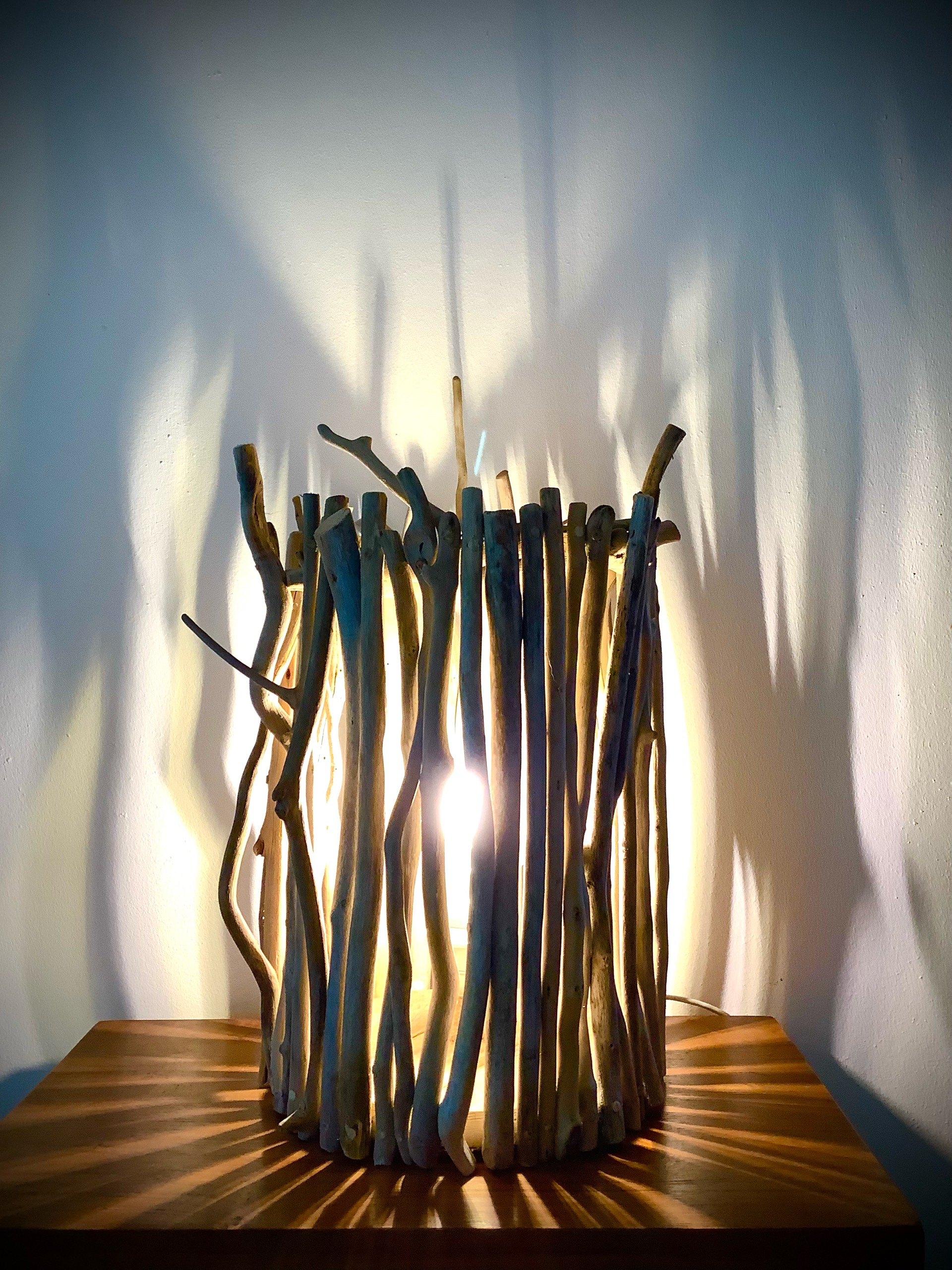lampe « cage à lumière » en bois flotté naturel — visuel 2