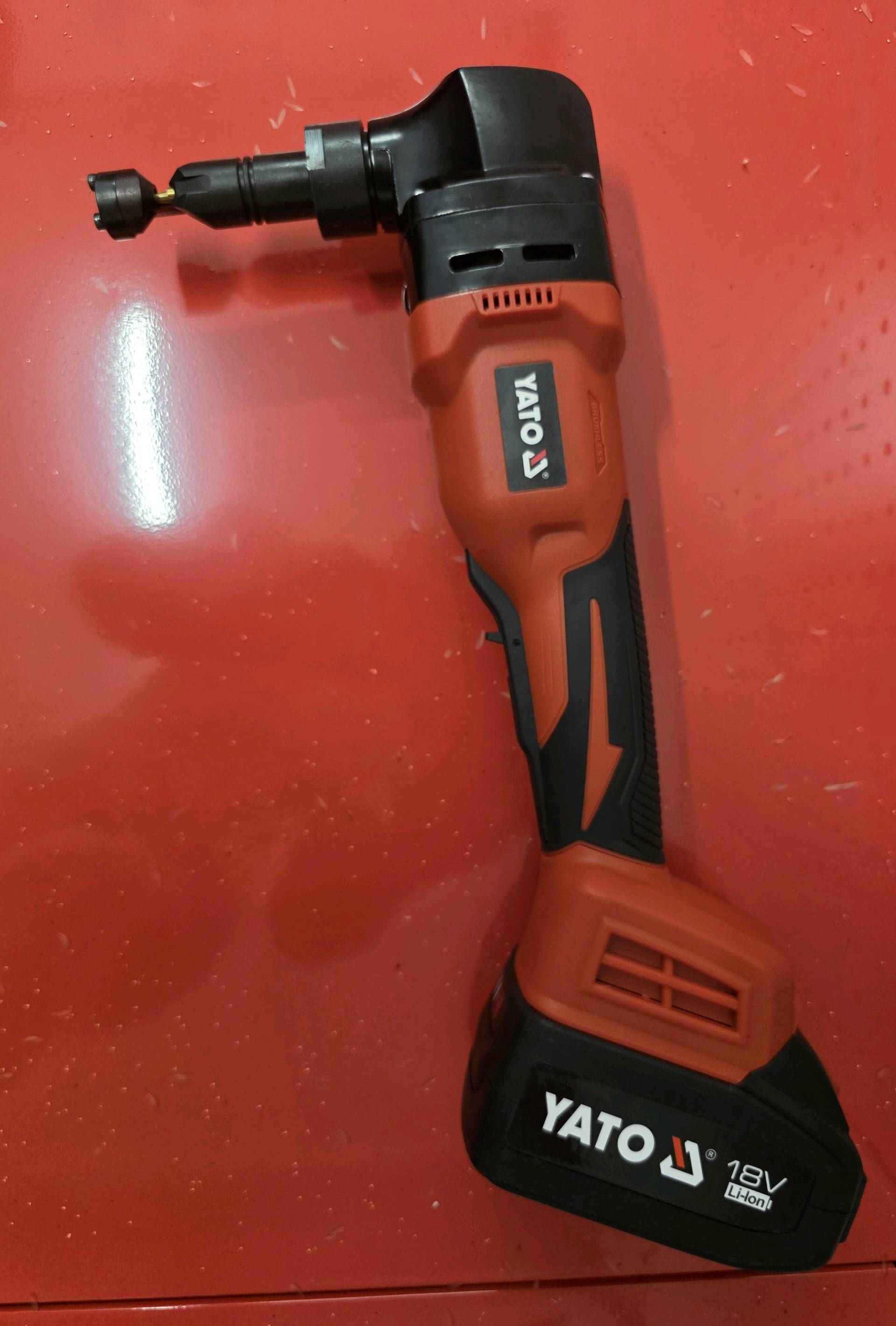 YATO Grignoteuse 18V Li-Ion 4.0 Ah - Coupe tôle 1,6 mm — visuel 2