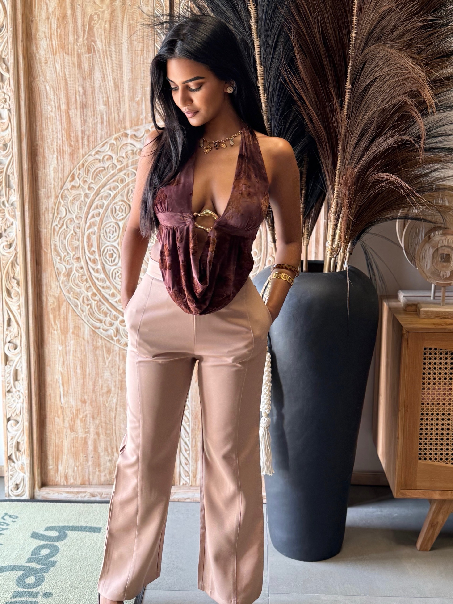 Top dos nu drapé avec boucle dorée – effet chic & glamour