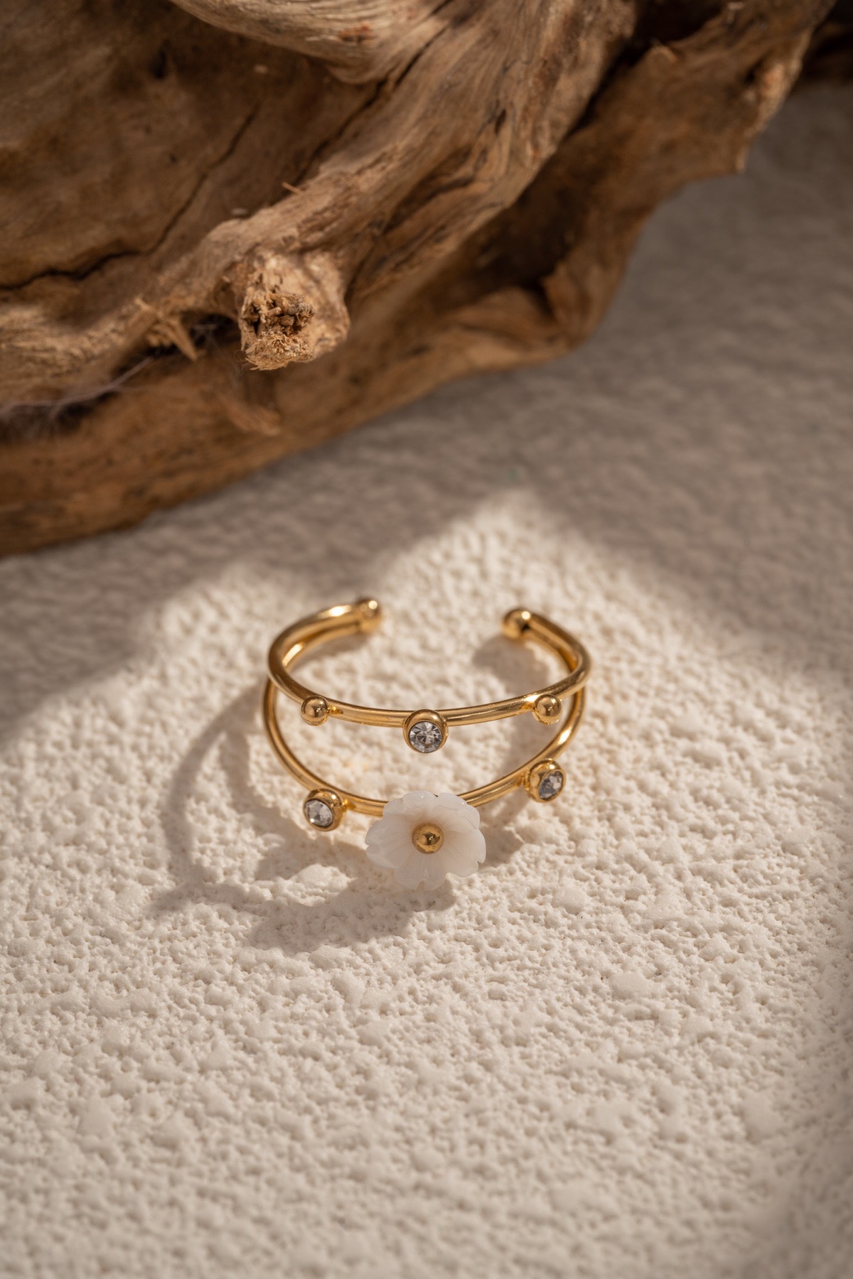 Bague en acier inoxydable - fleur blanche et pierres cristal 