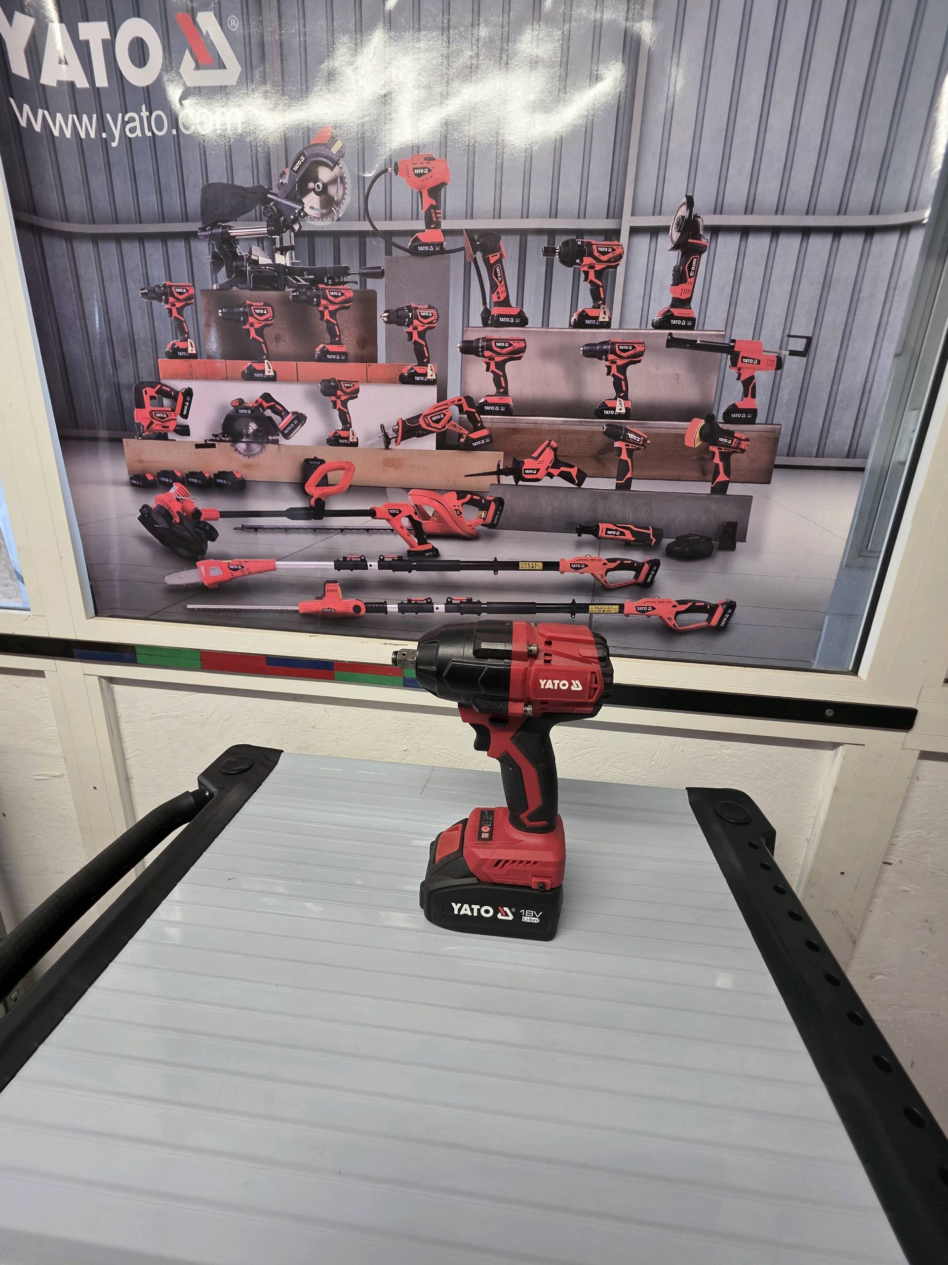 YATO Clé à chocs brushless 18V – 850 Nm, Kit 2x4Ah + Chargeur