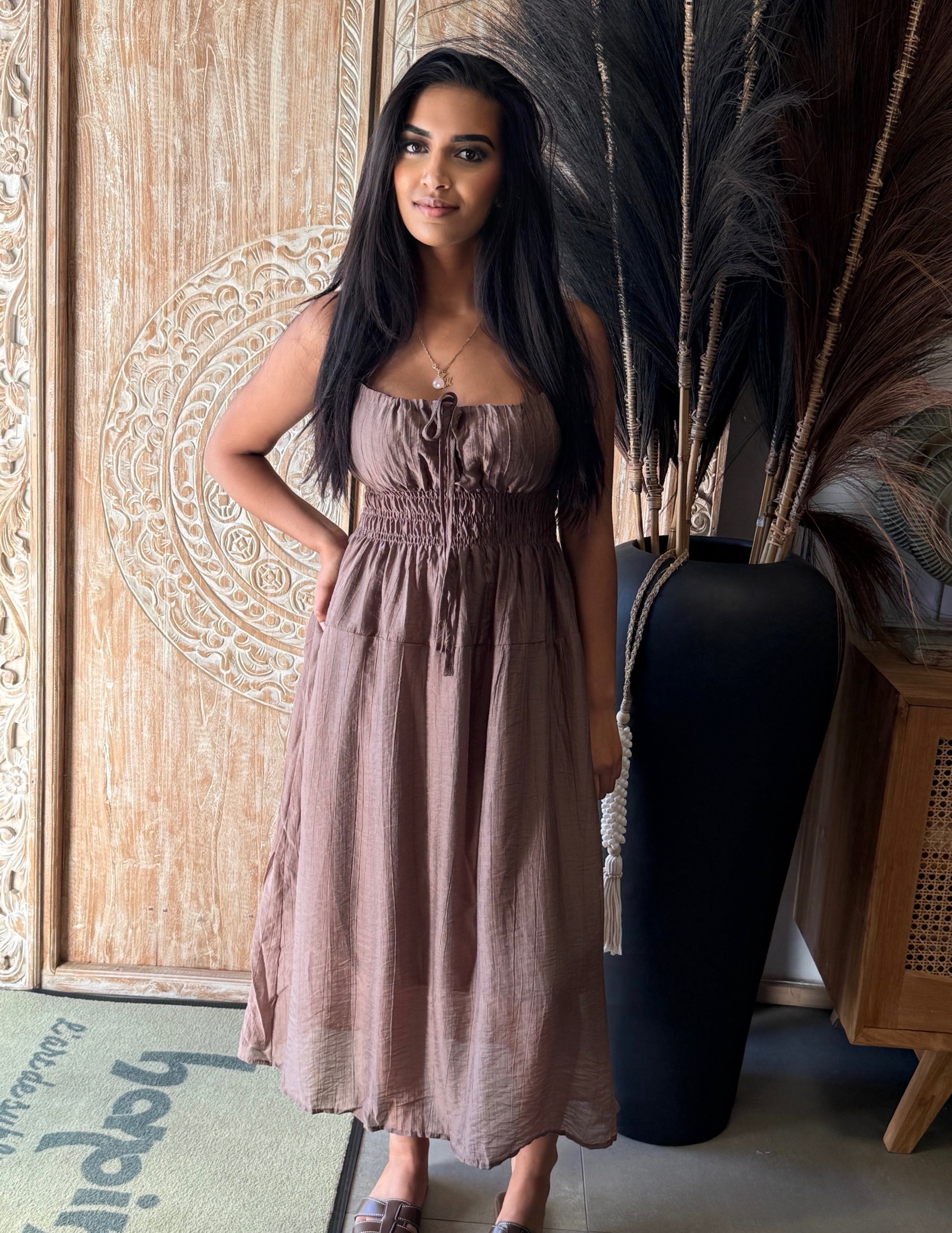 Robe mi longue bohème smockée taupe