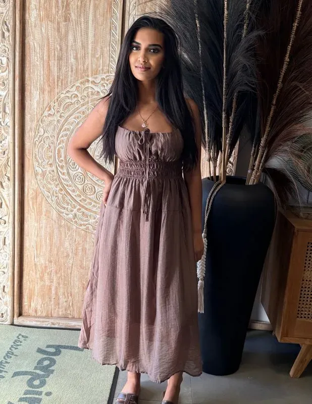 Robe mi longue bohème smockée taupe