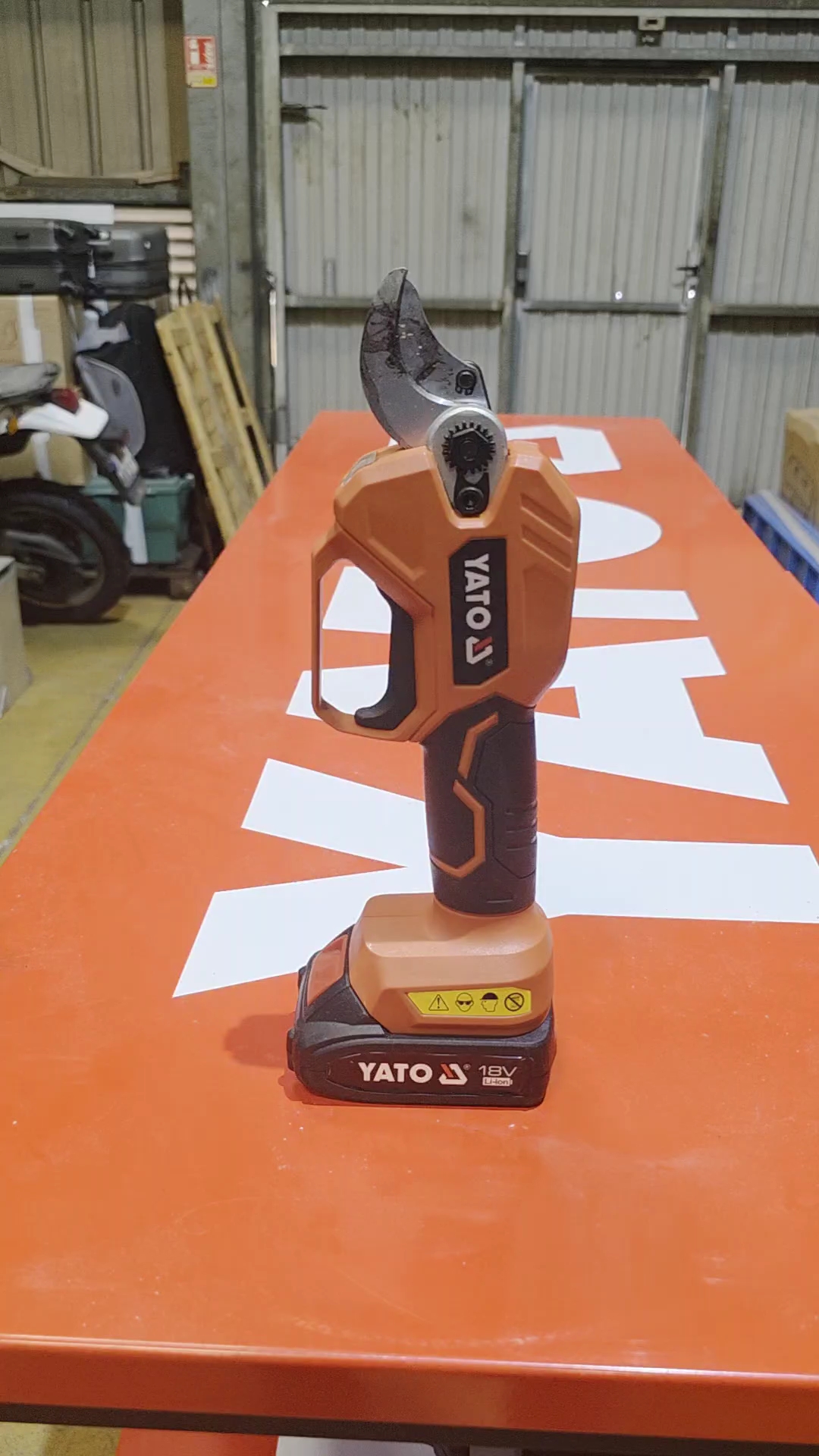 Sécateur électrique YATO 18V Brushless – Coupe 30 mm, batterie 2Ah