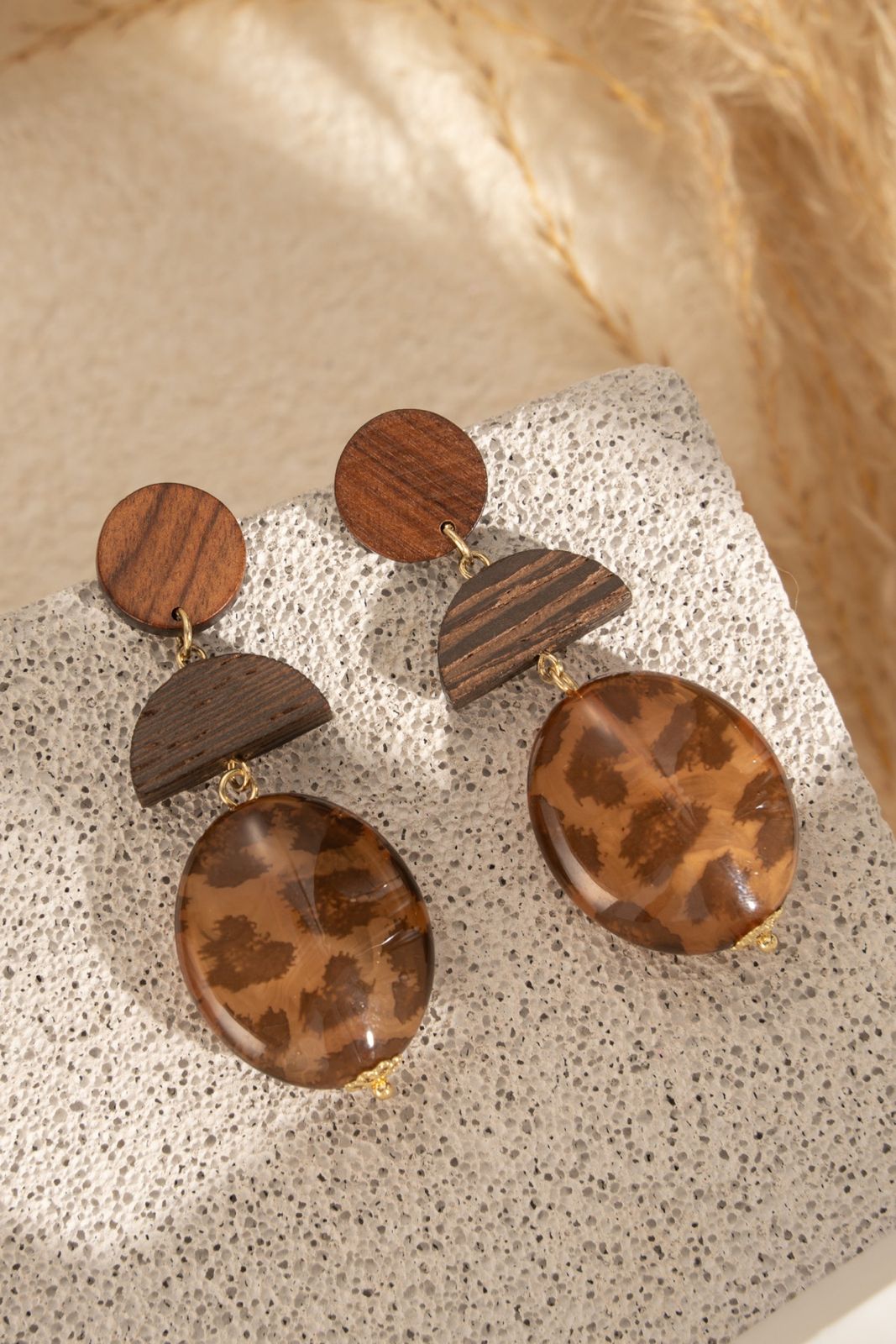 Boucles d’oreilles léopard résine bois naturel chic tendance tige acier 