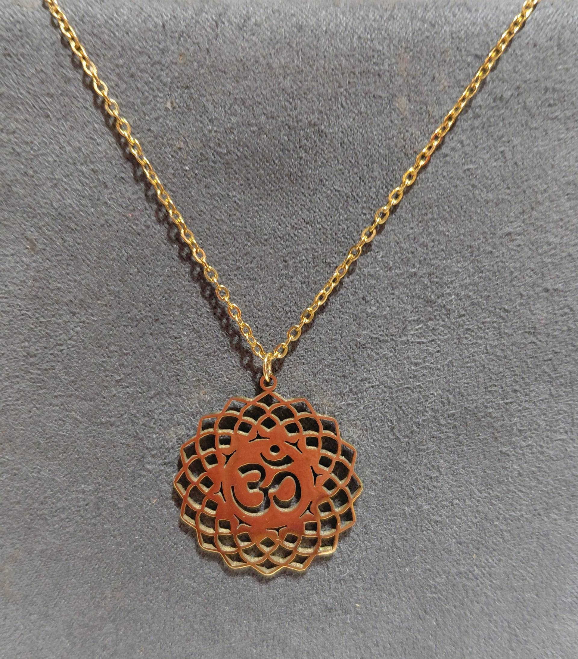 Collier pendentif Om doré - Mandala spirituel