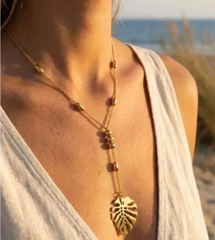 Collier motif feuille