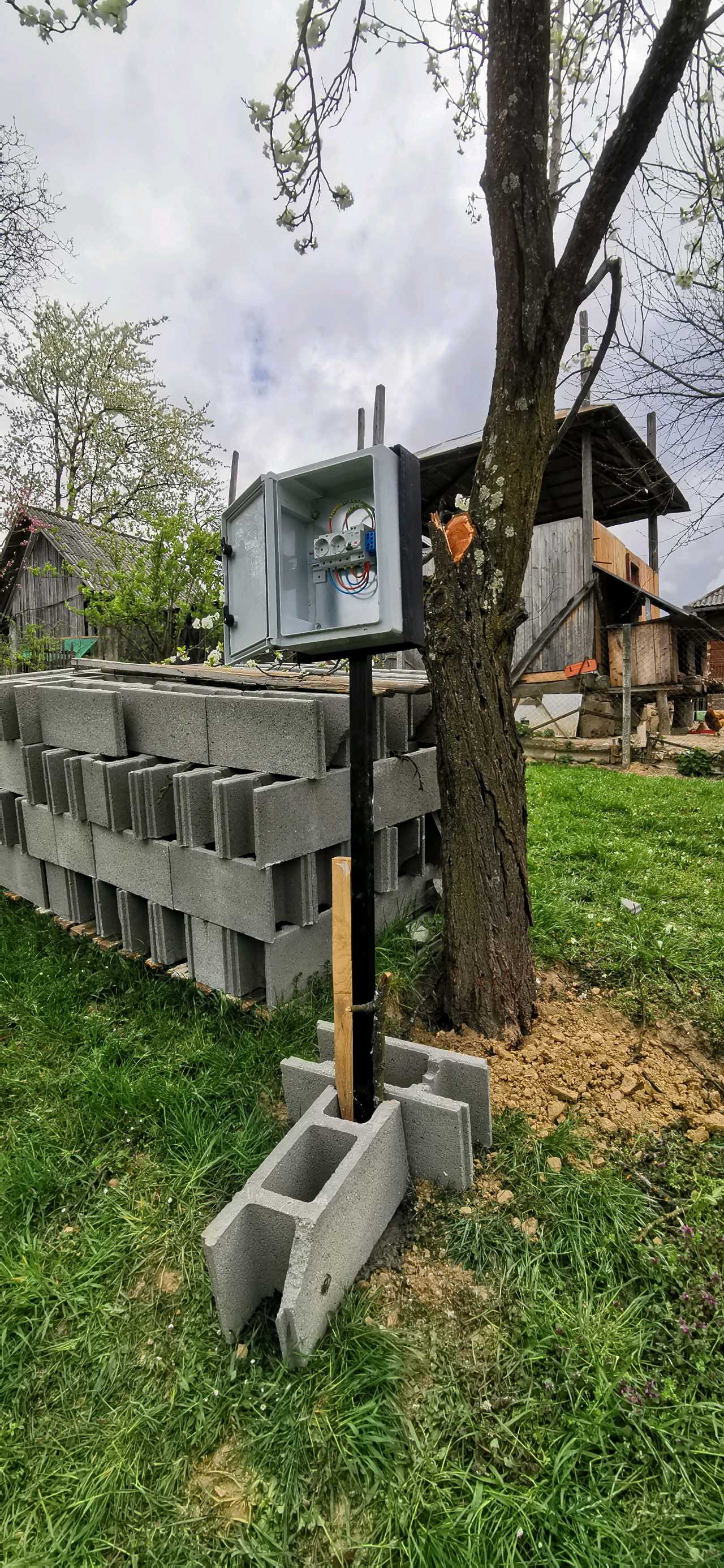 Engedéllyel rendelkező villanyszerelő - Electrician autorizat