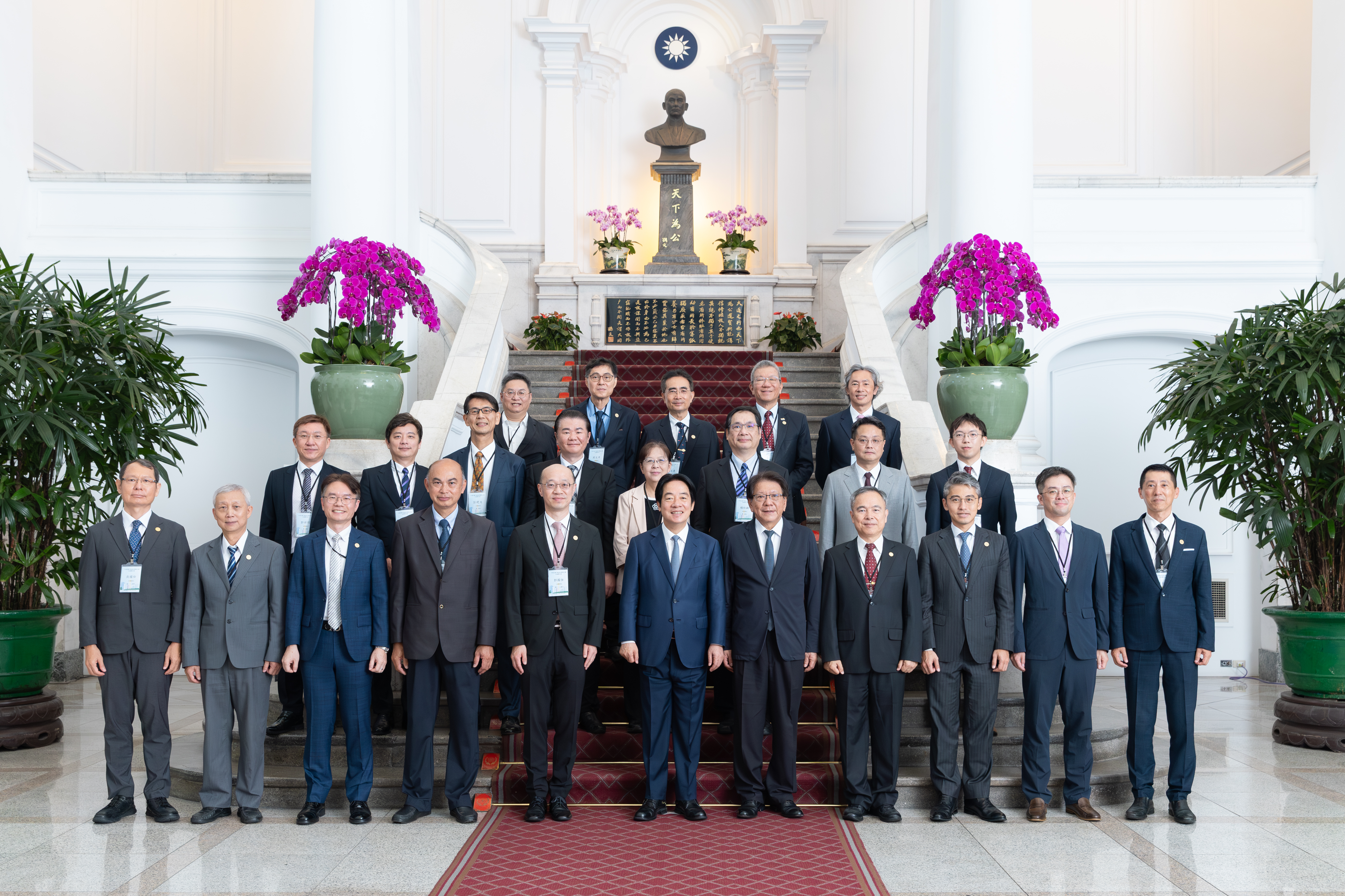 不動產估價師公會全國聯合會代表拜會總統府與賴清德總統合影