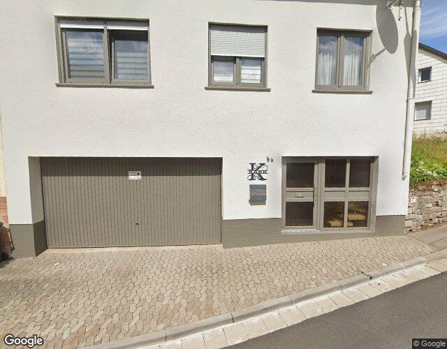 Wohnhaus mit Garage und unbebautes Wiesengrundstück