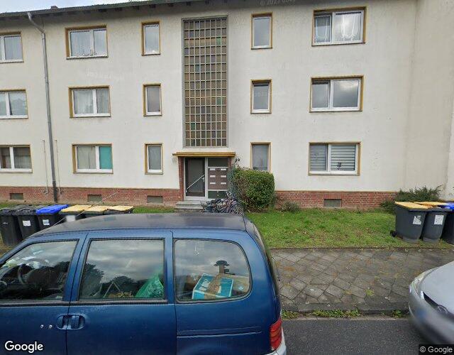 Zweifamilienhaus, in vermutlich sanierungsbedürftigem baulichen Zustand