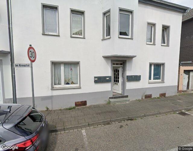 Mehrfamilienhaus sowie unbebaut (Gehweg)
